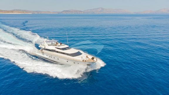 Die Motoryacht Illya F gleitet schnell durch das türkisfarbene Wasser bei Mykonos. Ideal für Luxusreisen.