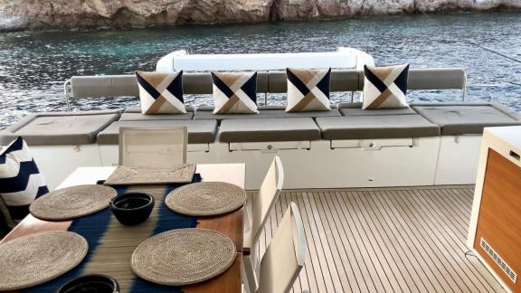 Lagoon 620 Katamaran, deniz manzaralı davetkar bir oturma alanı ve şık bir şekilde hazırlanmış yemek masası sunuyor.