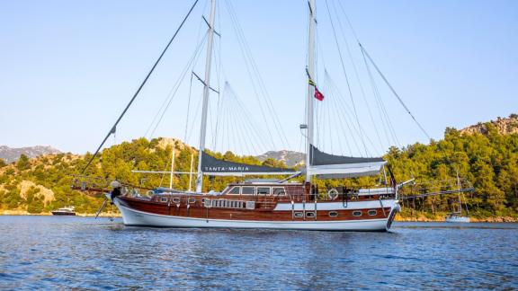 Erleben Sie die Schönheit der Gulet Santa Maria, vor Anker in den ruhigen Gewässern von Marmaris.