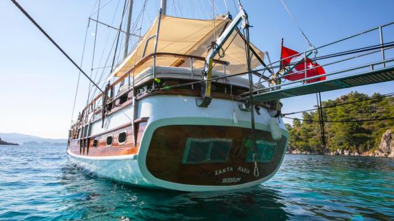 Entdecken Sie das beeindruckende Heck der Gulet Santa Maria, die im Hafen von Bodrum liegt.