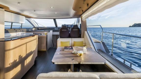 Салон Azimut 60 предлагает панорамный вид, столовую и штурманскую зону.