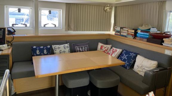 Der Essbereich im Katamaran Loryma ist mit bequemen Sitzkissen und einem großen Tisch ausgestattet, ideal für gesellige