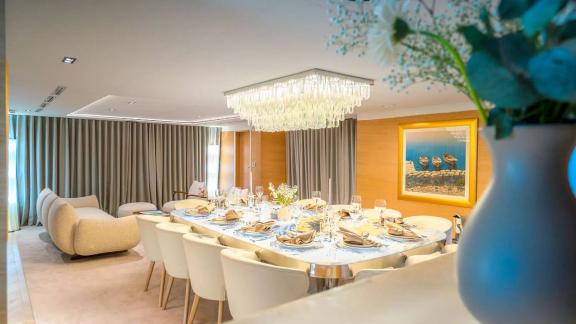 Der Speisesalon der Renata beeindruckt mit großem Tisch, eleganten Stühlen und einem Kristalllüster.