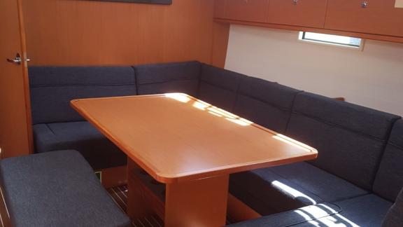 The salon of the sailing yacht Vivi features a comfortable seating area and a large table.