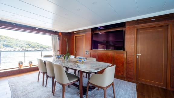 Ocean Breeze Bodrum’da şık iç mekan yemek alanıyla lüks kiralık yat atmosferi ve konforlu davetler sunar.