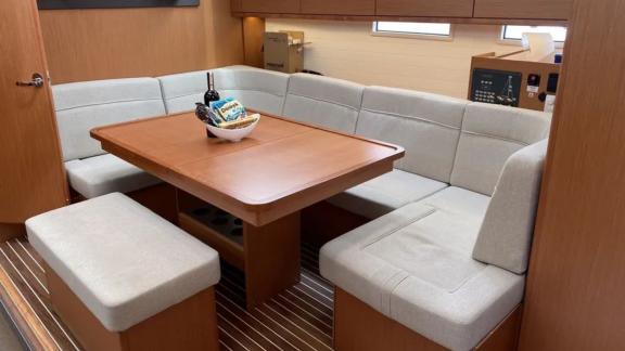 Der Salon-Sitzbereich der Yacht Chagla, ideal für eine Charter ohne Besatzung in Göcek.