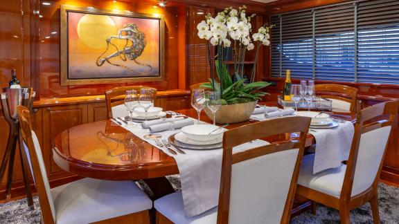 Elegant gedeckter Tisch und stilvolle Dekoration im Essbereich der Divine Yacht.