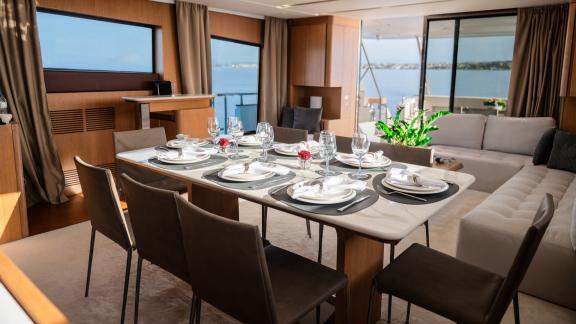 8 Gäste 4 Kabinen Motoryacht Red Rose vor Athen mit gedecktem Esstisch und Sitzbereich im Salon.