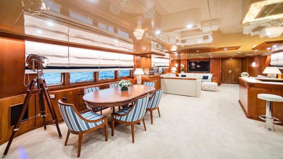 Wind Of Fortune'da nefis yemekler için şık kapalı yemek alanı.