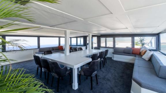 Bodrum'da Matilda yatının şık yemek alanı, konfor ve stil bir arada sunar.
