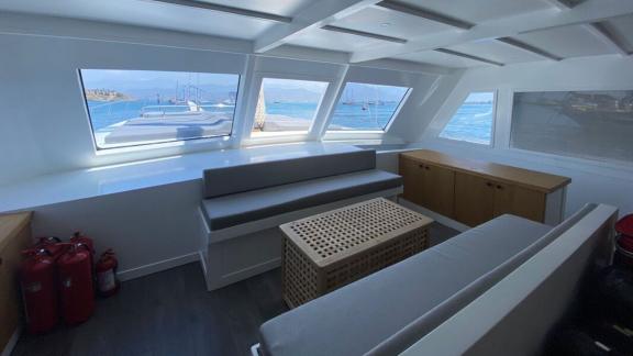 Gemütlicher Lounge-Bereich mit Sofas und Panoramafenstern auf der Gulet Albatros M mit Blick aufs Meer.