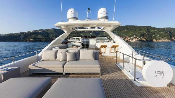 Das geräumige Oberdeck der 29m Yacht Iva bietet luxuriöse Entspannung in Montenegro.