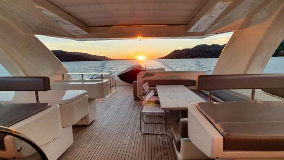 Atemberaubende Sonnenuntergänge auf der 29m Yacht Iva in Montenegro erleben.