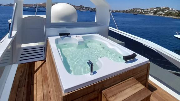 Bodrum'da Matilda yatında lüks jakuzide rahatlayın. Denizde mükemmel bir keyif.