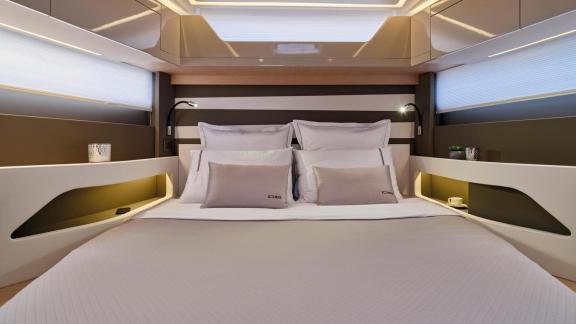 Stilvolle Kabine der Babel V, ideal für Tagescharter ab Ibiza.