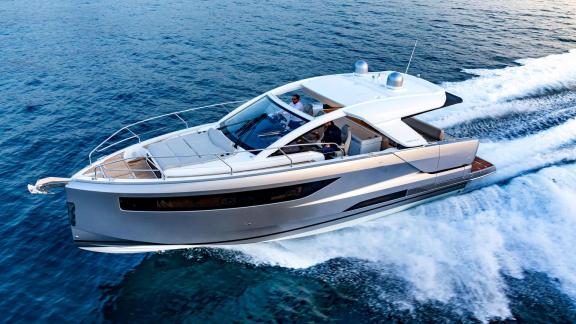 Die Babel V Motoryacht fährt schnell vor Ibiza. Ideal für luxuriöse Tagesyachtcharter in Spanien.