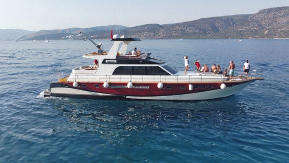 Menschen sonnen sich auf der Motoryacht Juliet, die in Bodrum fährt.