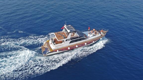 Die Motoryacht Juliet fährt vor der Küste von Bodrum und gleitet durch das blaue Wasser.