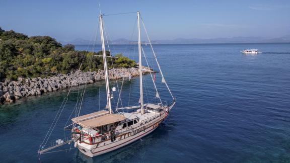 Entspannen Sie auf der Junior Tarkan in einer ruhigen Bucht von Fethiye, ideal für eine erholsame Auszeit.