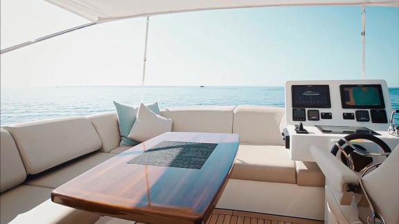 Die Motoryacht Just the two of Us bietet auf der Flybridge einen Sitzbereich mit Meerblick und Steuerstand.