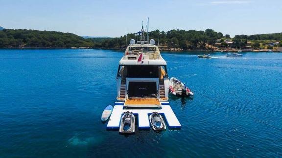 Genießen Sie Wassersportaktivitäten mit Jet-Skis und Paddleboards von der Motoryacht Katariina vor der Küste Kroatiens.
