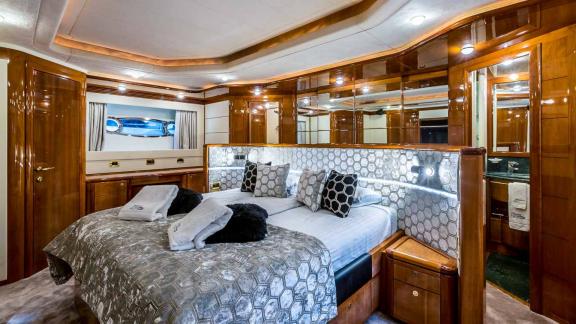 Elegantes Schlafzimmer mit Kingsize-Bett und stilvollem Dekor auf der Motoryacht Katariina in Kroatien.