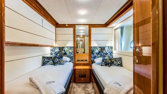 Stilvolles Gästezimmer mit zwei Einzelbetten und moderner Dekoration auf der Motoryacht Katariina in Kroatien.