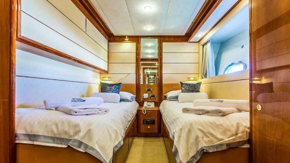 Komfortables Gästezimmer mit zwei Einzelbetten und eleganter Einrichtung auf der Motoryacht Katariina in Kroatien.