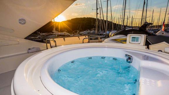 Entspannen im Whirlpool der Motoryacht Katariina bei Sonnenuntergang im Hafen von Split, Kroatien.