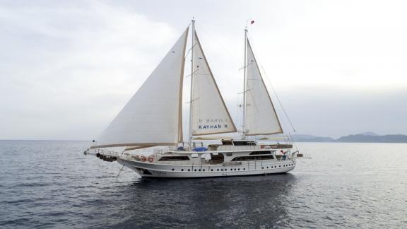 Die majestätische Gulet Kayhan 11 segelt auf dem Meer in Fethiye, Türkei.