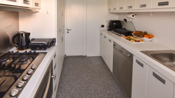 Moderne, voll ausgestattete Küche der Motoryacht Samocla.