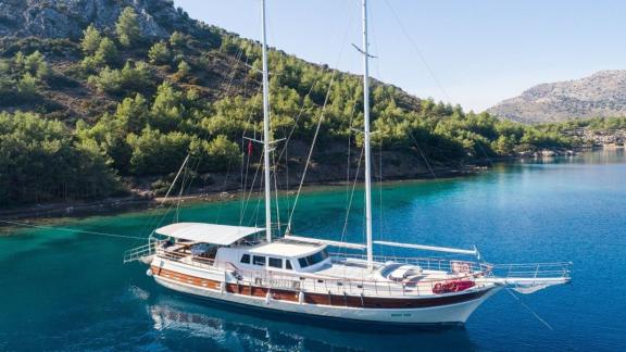 6-cabin gulet for 12 people, including skipper, for hire in Marmaris.