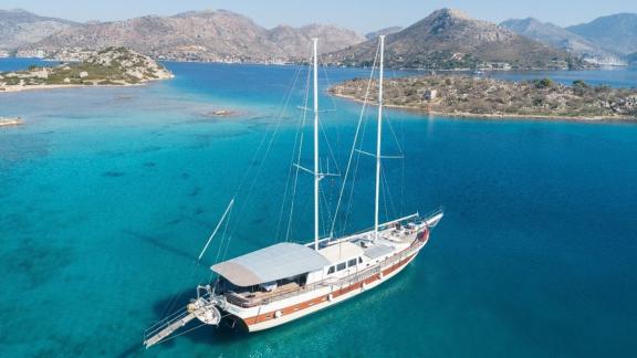 6-cabin gulet for 12 people, with skipper for hire in Marmaris.