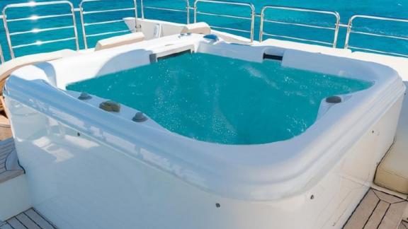 Relax in the luxurious jacuzzi on motor yacht La Fenice with a view of the turquoise sea.