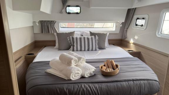 Bellatrix catamaran comfortable and bright guest cabin for 10 guests in Athens bareboat charter.