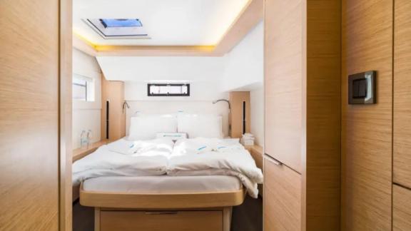 Lagoon 46 Madame El Grande features a comfortable cabin with a double bed, skylight and natural daylight.