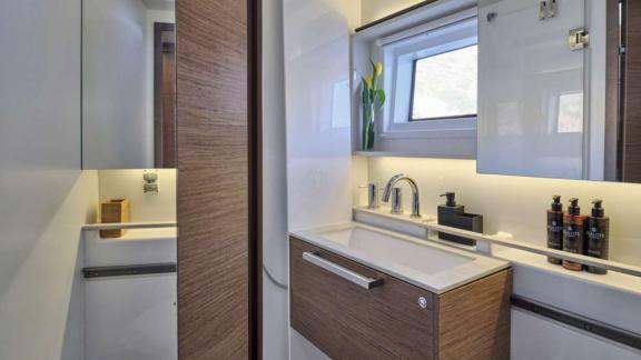 The catamaran Andare Avanti offers a spacious and modern bathroom near Athens.