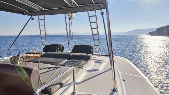 The catamaran Andare Avanti features drinks and sunbeds on the flybridge near Athens.