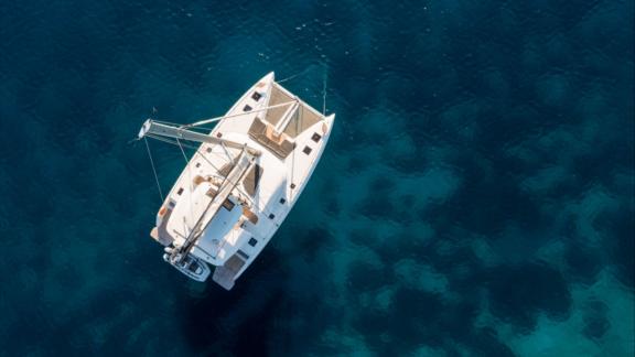 С высоты катамаран Catwalk Lagoon 51 выглядит впечатляюще на фоне прозрачного моря у побережья Кастелы.