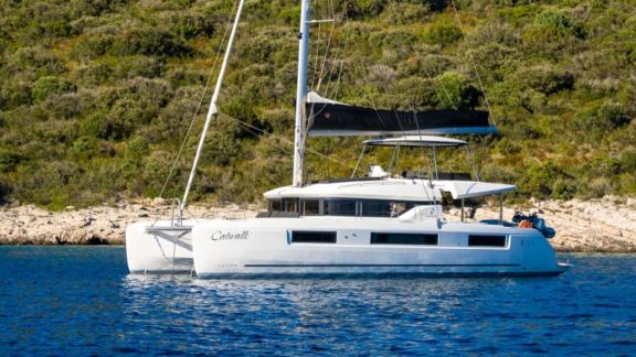 Катамаран Catwalk Lagoon 51 стоит у берега Кастелы, окружённый природой и тишиной.