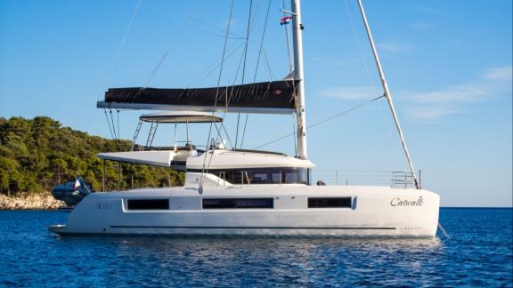 Катамаран Catwalk Lagoon 51 у берегов Кастелы сочетает простор, комфорт и современный дизайн.