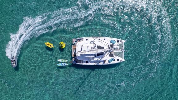 Die Libra liegt vor Athen, während rundherum Tube, Beiboot und SUP für Spaß sorgen.