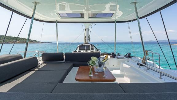Die Flybridge der Libra bei Athen bietet Lounge-Sitzflächen und einen Tisch mit Aussicht.
