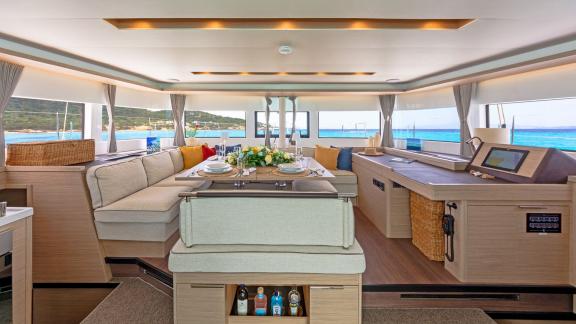Die Libra bei Athen hat Panoramafenster, Esstisch, Lounge-Bereich und Navigationspult.