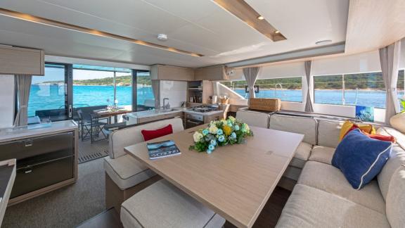 Die Libra bei Athen bietet ein helles Wohnzimmer mit Ecksofa, Tisch und Blick aufs Meer.