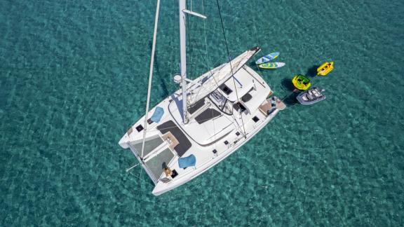 Vor Athen liegt die Libra im klaren Wasser, umgeben von Kajak, SUPs und Beiboot.