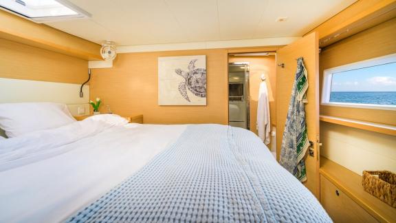 Largo Winch features a sea view double guest cabin, offering a relaxing catamaran charter experience in Mykonos.