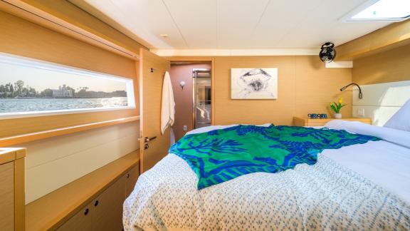 Largo Winch features a sea view double guest cabin, offering a comfortable catamaran charter experience in Mykonos.