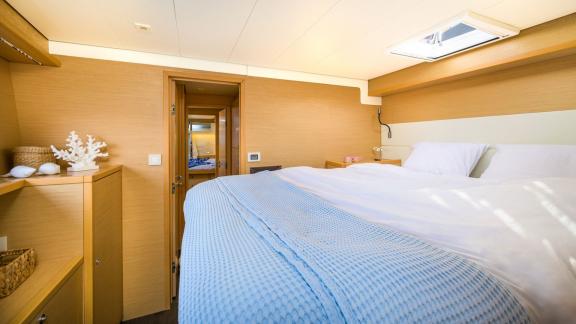 Largo Winch features a spacious double guest cabin, perfect for a comfortable catamaran holiday in Mykonos.
