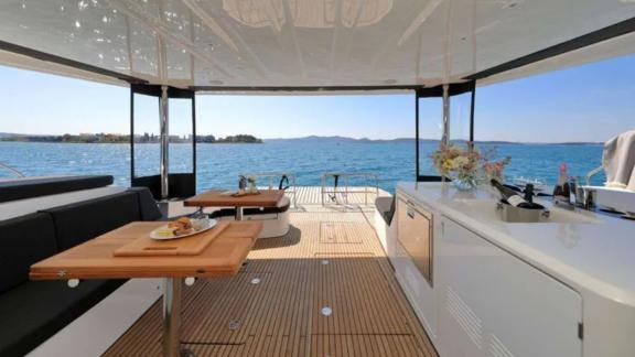 Achterdeck des Lagoon 55 Champagne Please Katamarans vor Kaštela mit großzügigem Wohnbereich und Meerblick.